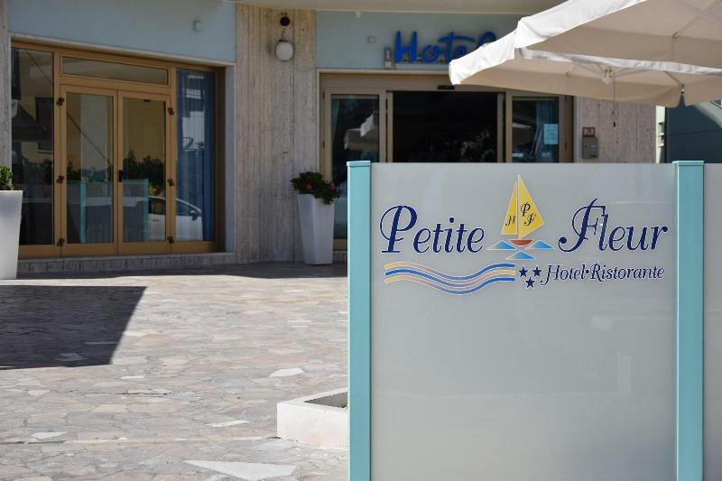Hotel Petite Fleur Alba Adriatica Εξωτερικό φωτογραφία