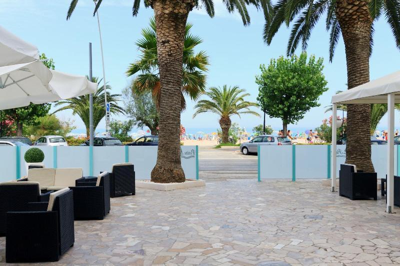 Hotel Petite Fleur Alba Adriatica Εξωτερικό φωτογραφία