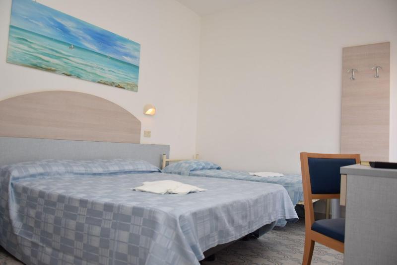 Hotel Petite Fleur Alba Adriatica Εξωτερικό φωτογραφία