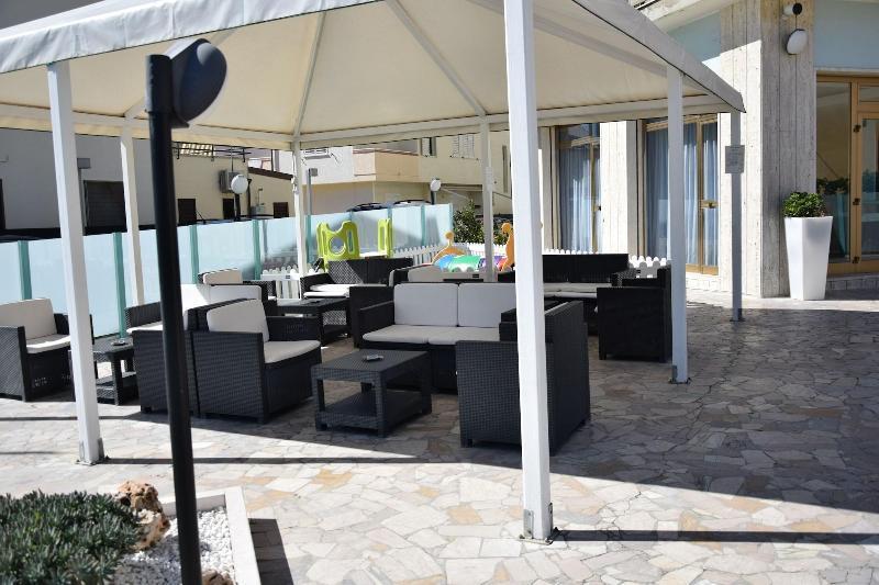 Hotel Petite Fleur Alba Adriatica Εξωτερικό φωτογραφία