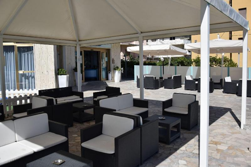 Hotel Petite Fleur Alba Adriatica Εξωτερικό φωτογραφία