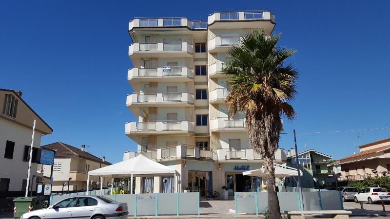 Hotel Petite Fleur Alba Adriatica Εξωτερικό φωτογραφία