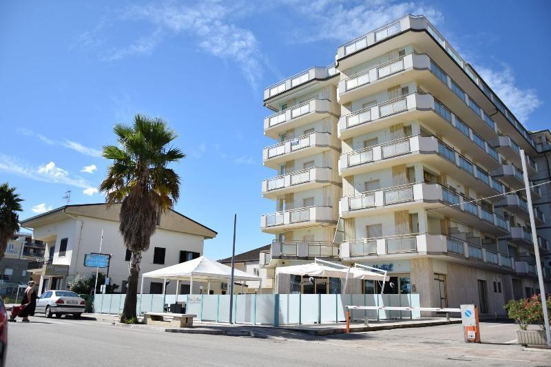 Hotel Petite Fleur Alba Adriatica Εξωτερικό φωτογραφία