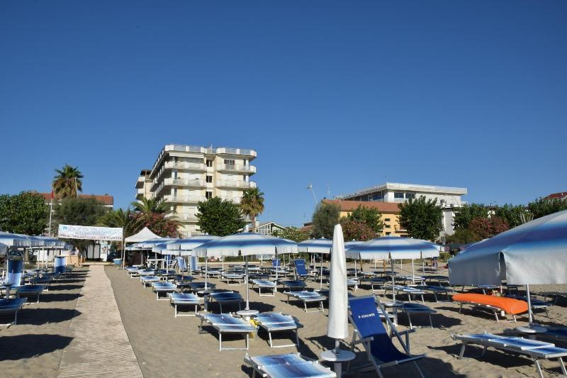 Hotel Petite Fleur Alba Adriatica Εξωτερικό φωτογραφία