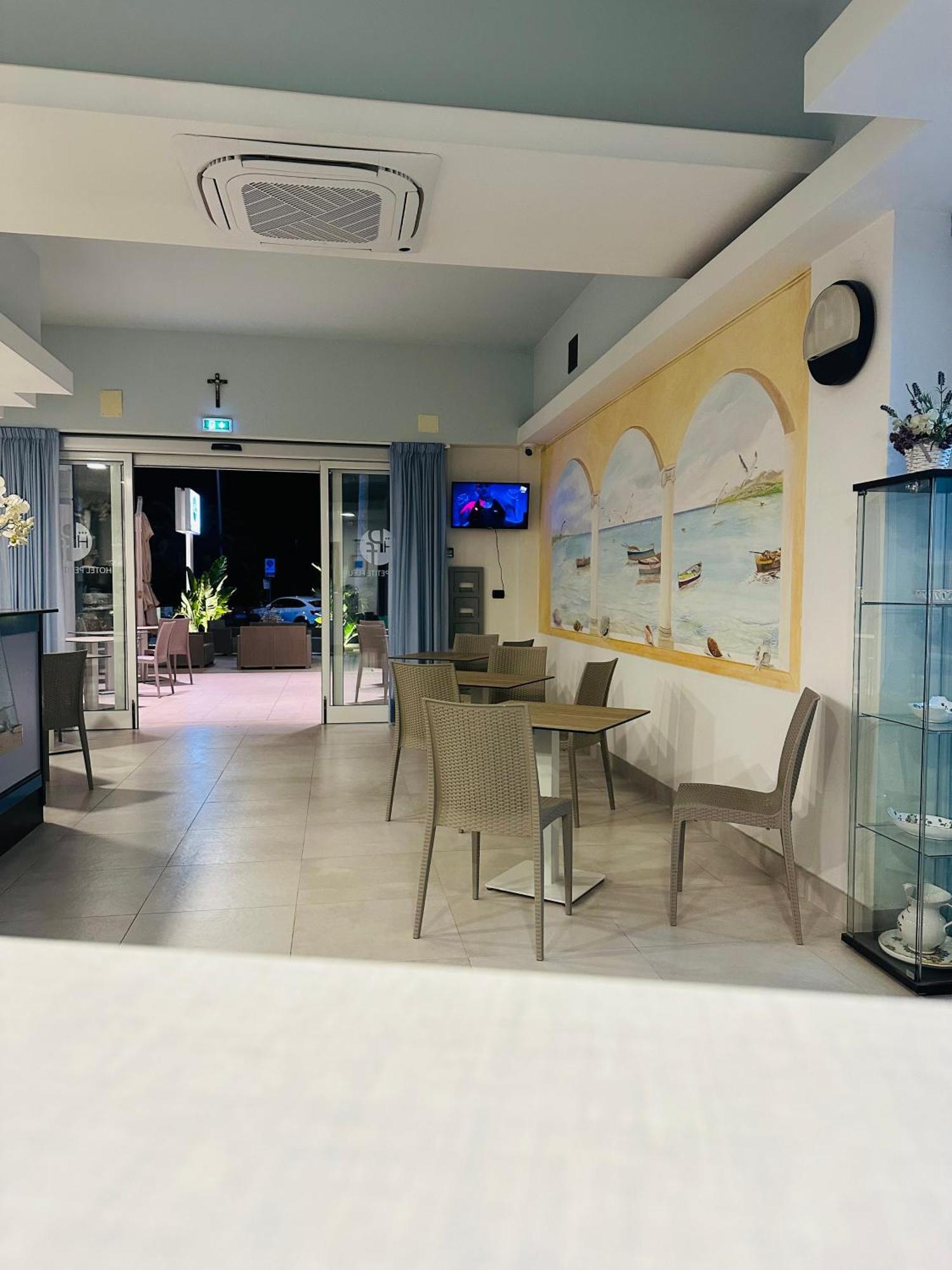 Hotel Petite Fleur Alba Adriatica Εξωτερικό φωτογραφία