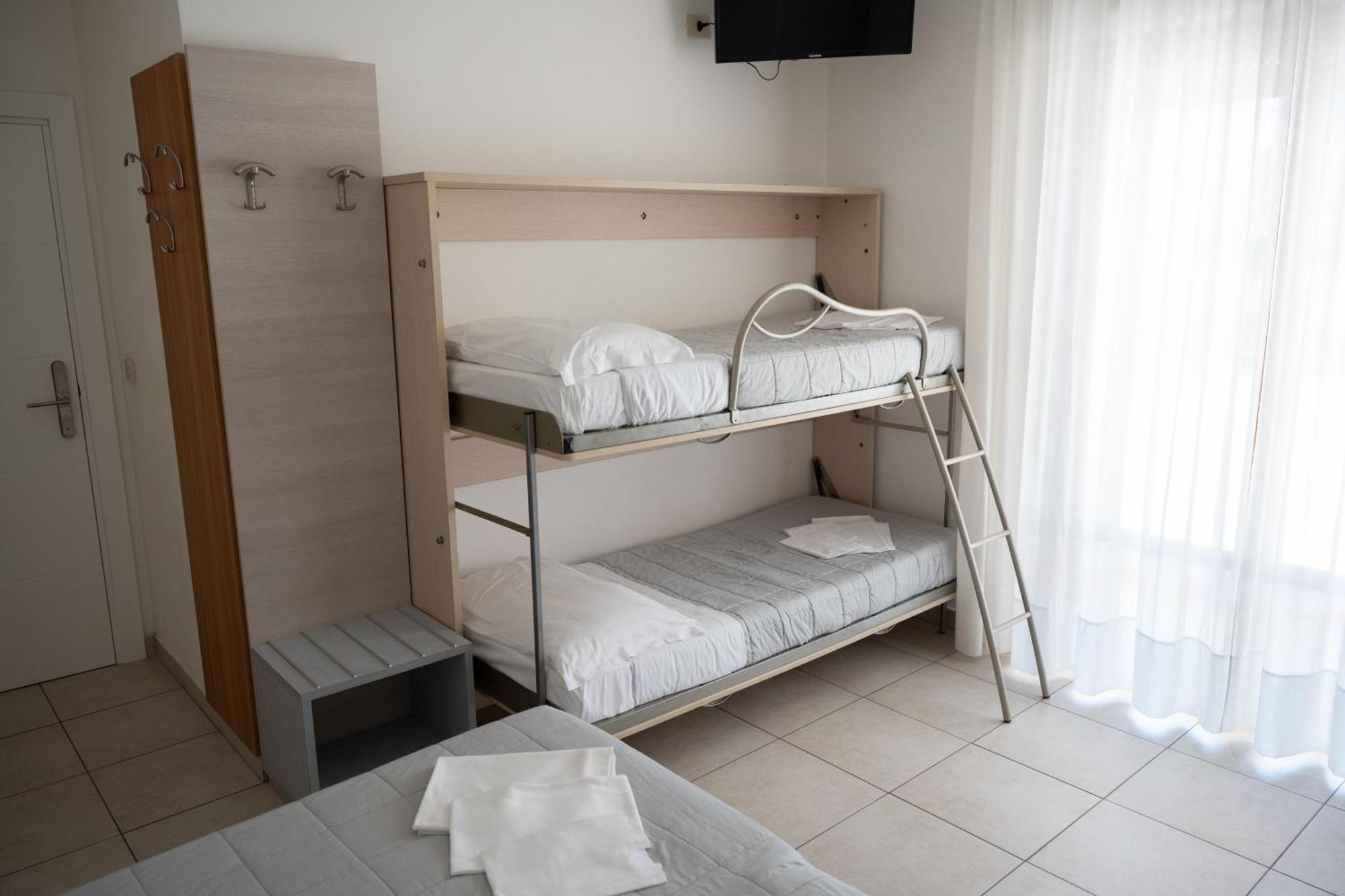 Hotel Petite Fleur Alba Adriatica Εξωτερικό φωτογραφία