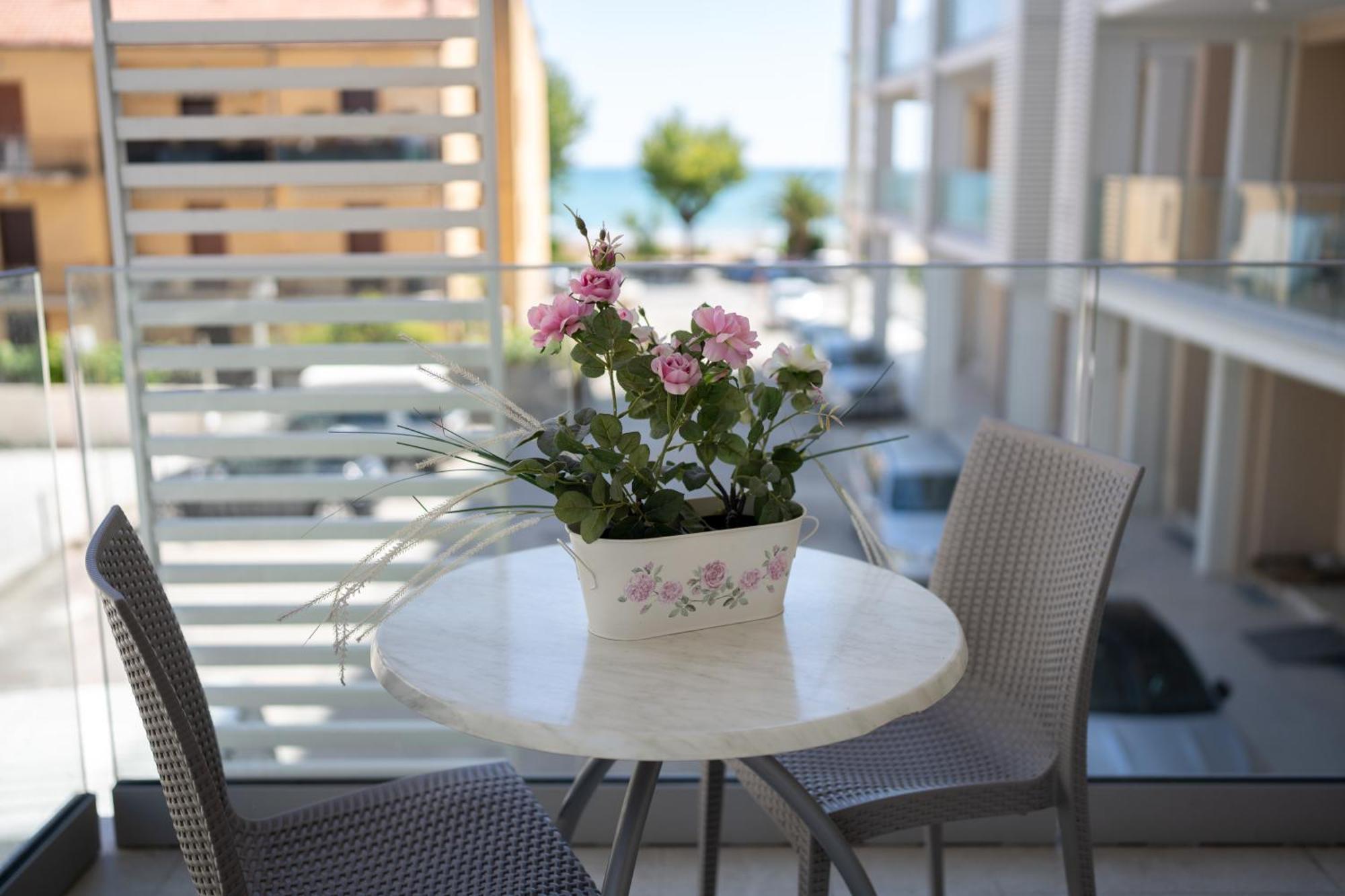 Hotel Petite Fleur Alba Adriatica Εξωτερικό φωτογραφία