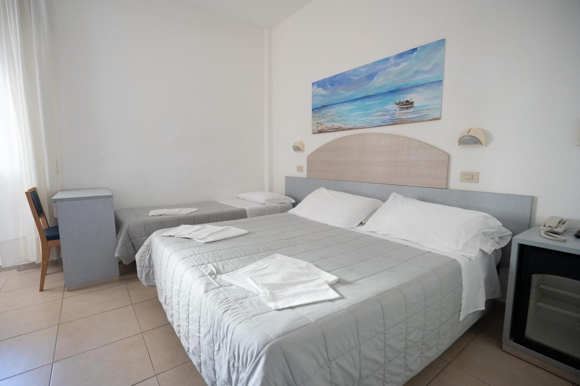 Hotel Petite Fleur Alba Adriatica Εξωτερικό φωτογραφία