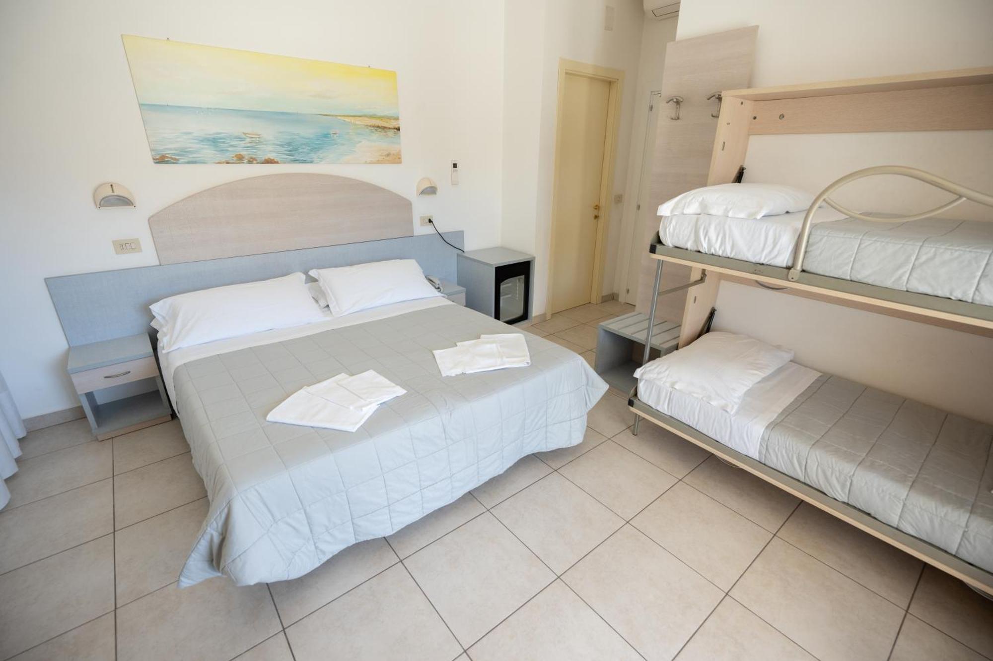 Hotel Petite Fleur Alba Adriatica Εξωτερικό φωτογραφία