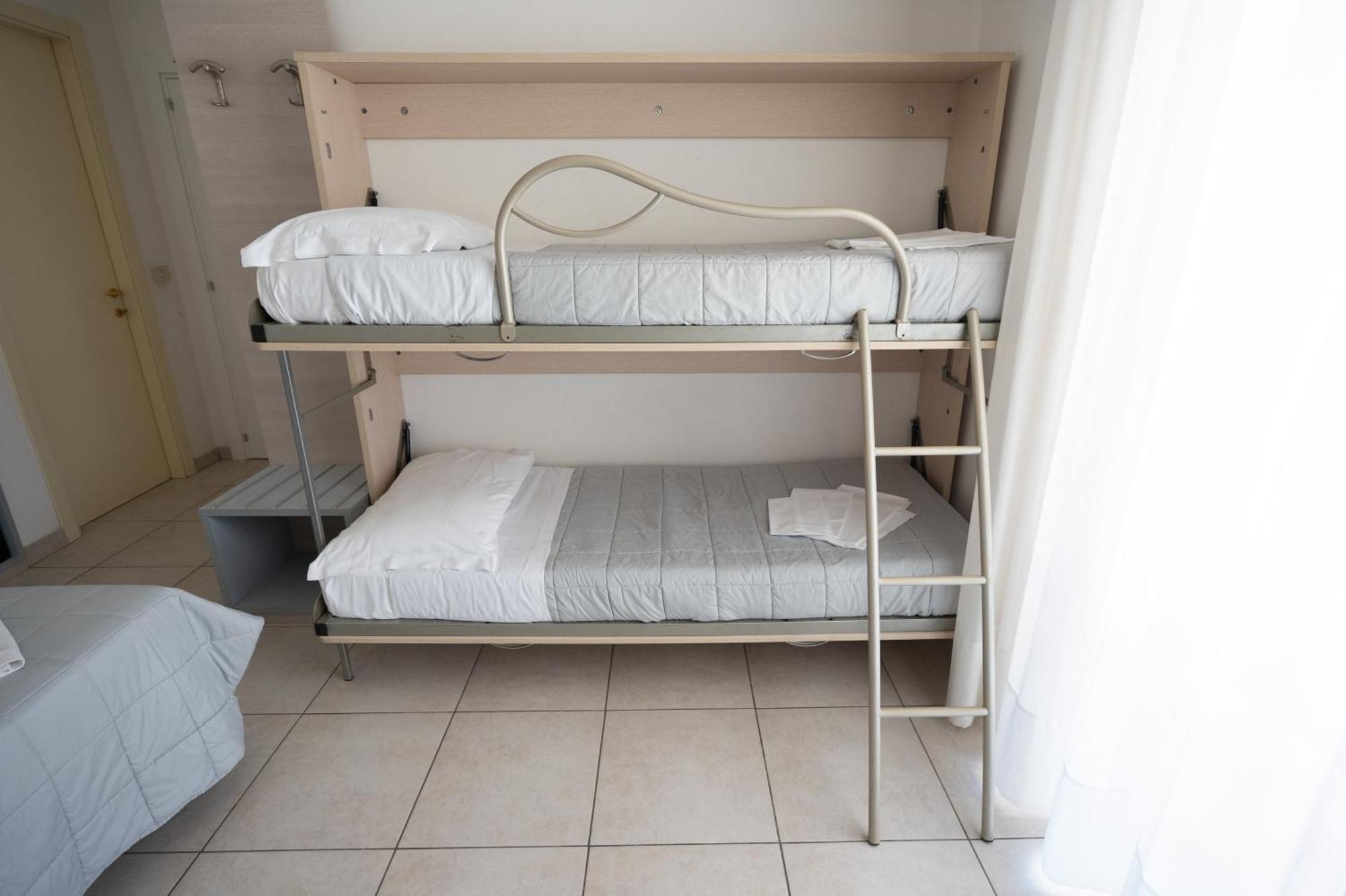 Hotel Petite Fleur Alba Adriatica Εξωτερικό φωτογραφία