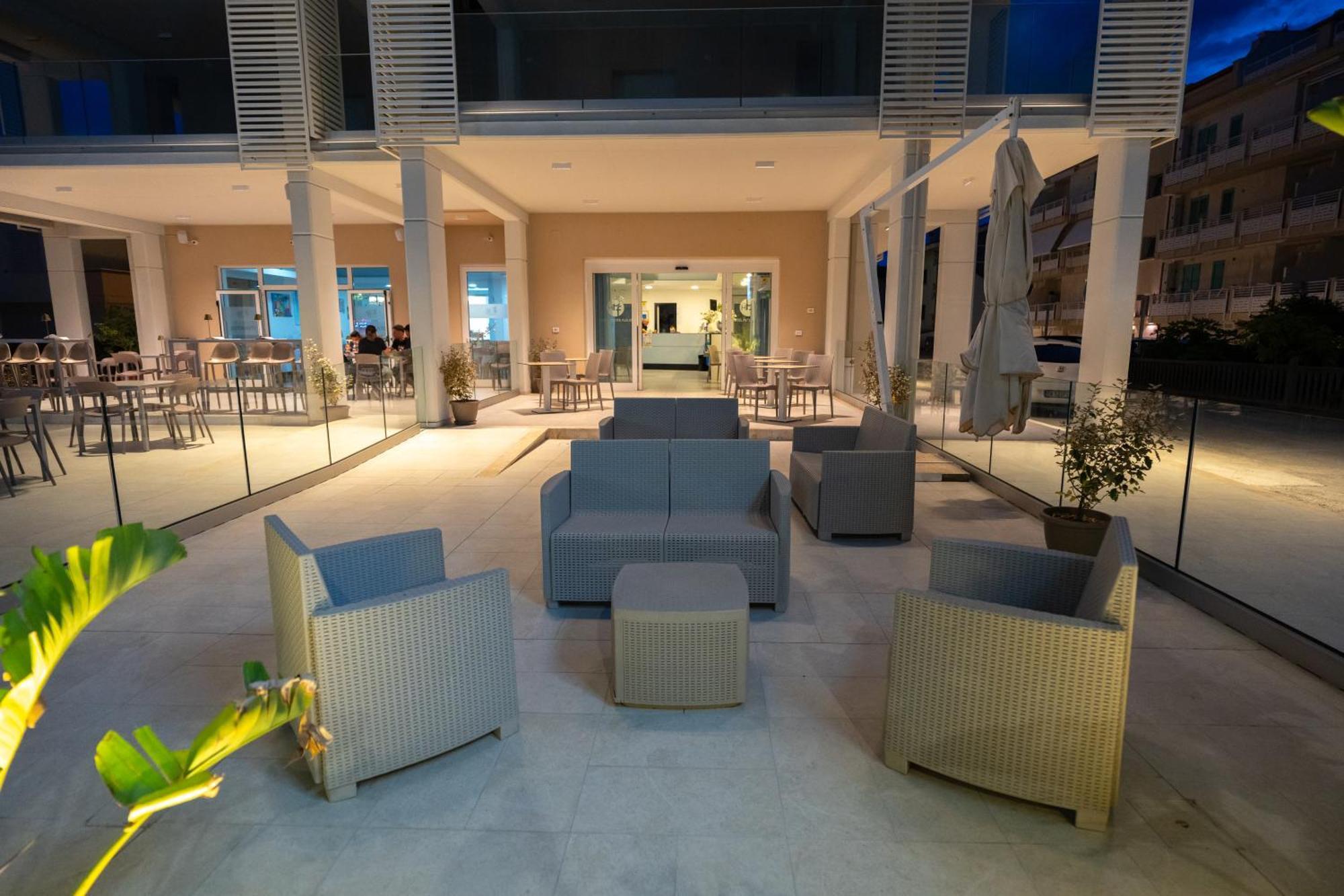 Hotel Petite Fleur Alba Adriatica Εξωτερικό φωτογραφία