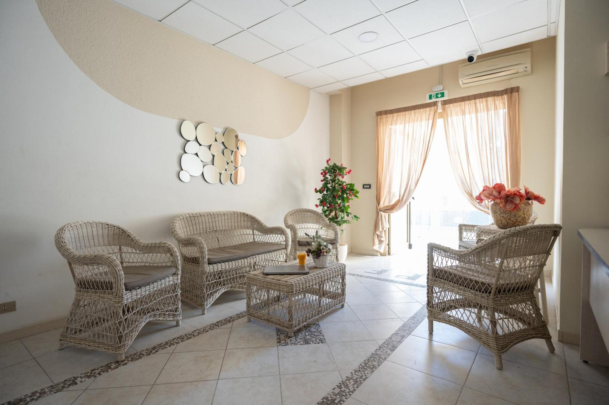 Hotel Petite Fleur Alba Adriatica Εξωτερικό φωτογραφία