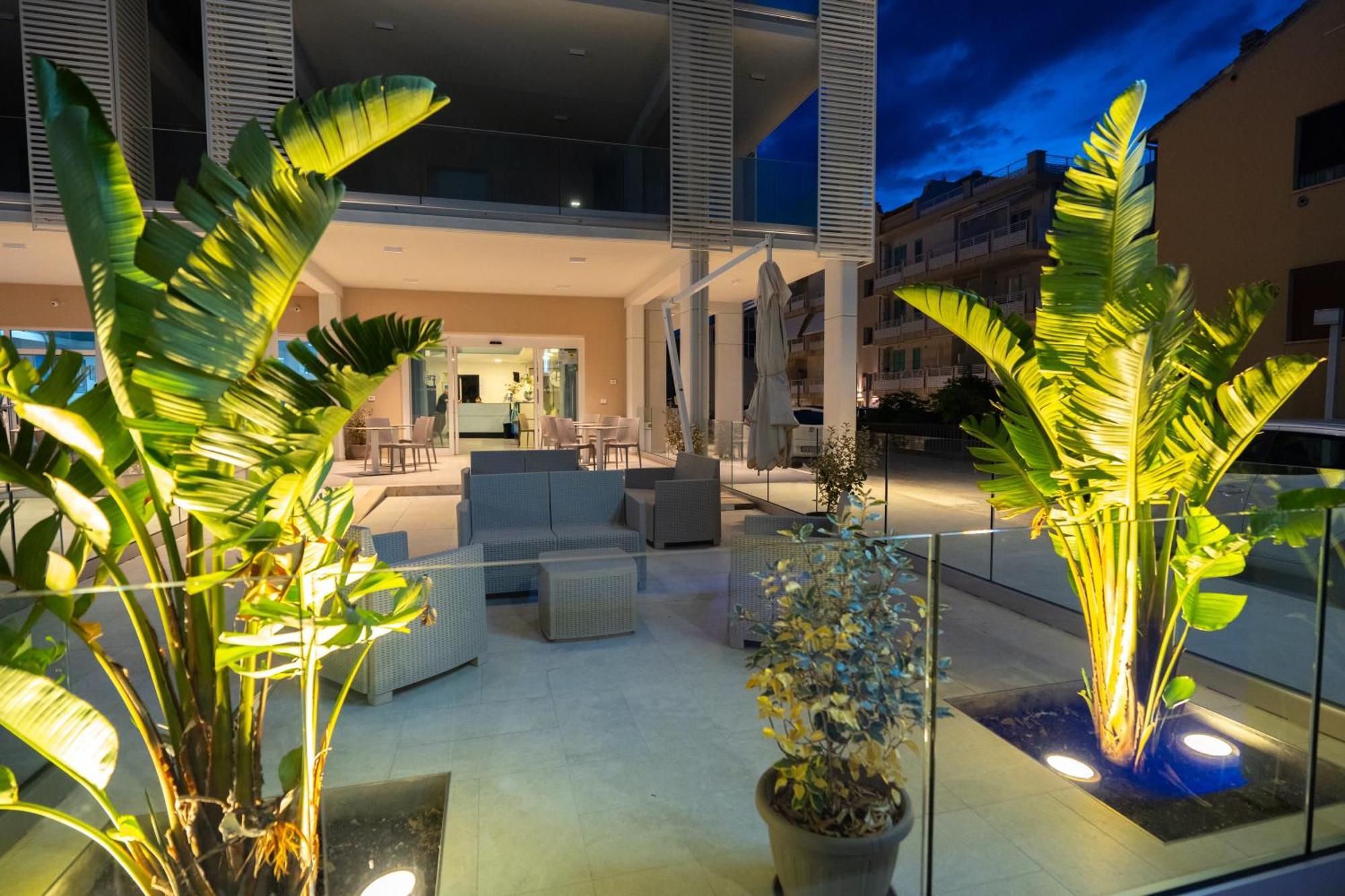 Hotel Petite Fleur Alba Adriatica Εξωτερικό φωτογραφία