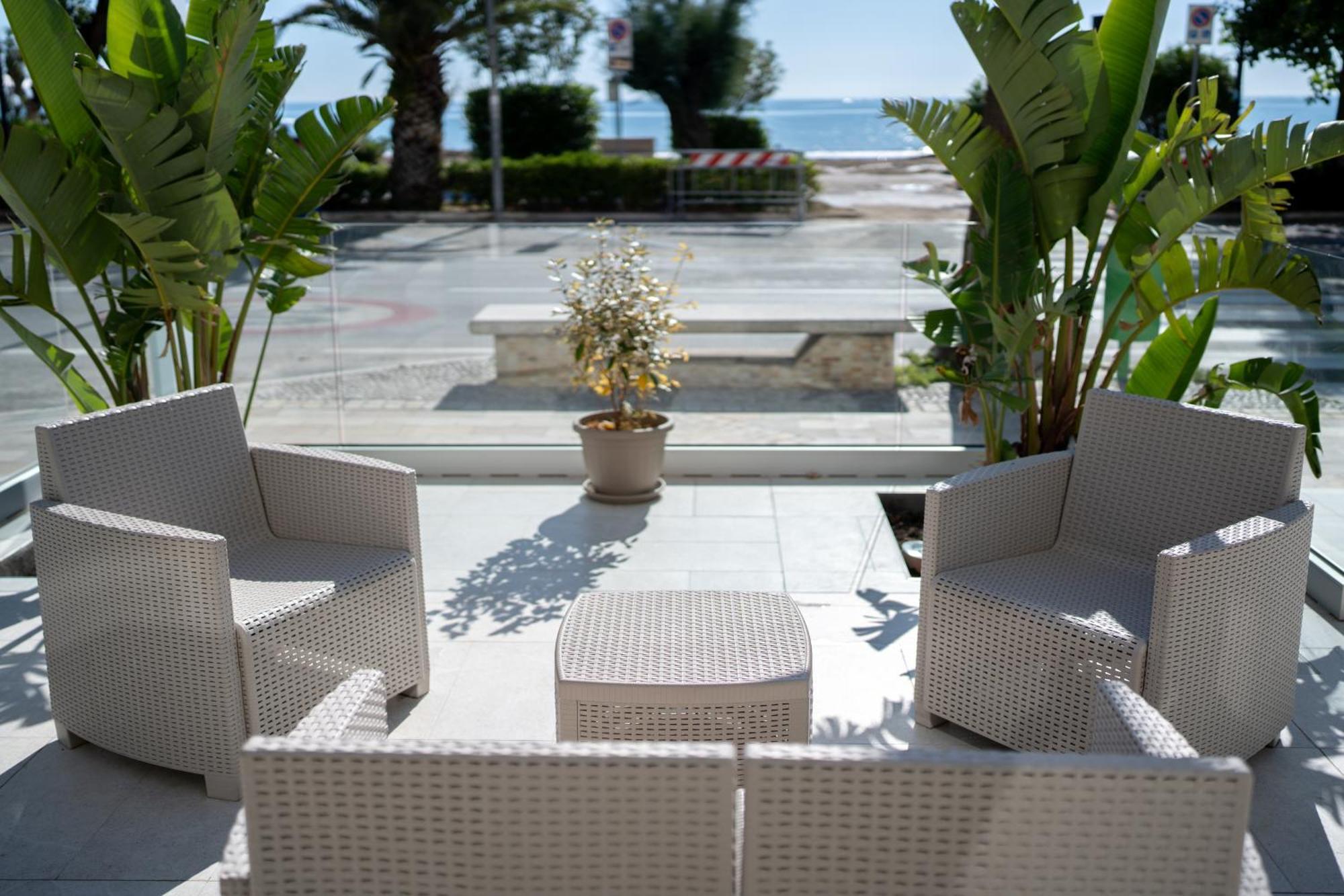 Hotel Petite Fleur Alba Adriatica Εξωτερικό φωτογραφία