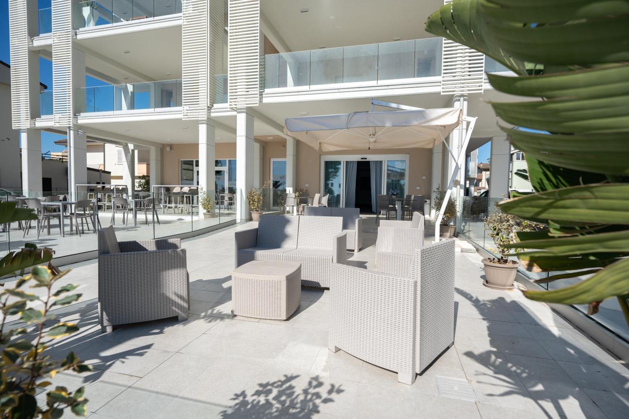Hotel Petite Fleur Alba Adriatica Εξωτερικό φωτογραφία